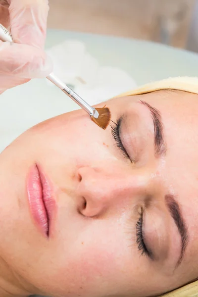 Woman receiving facial mask — Stock Photo, Image