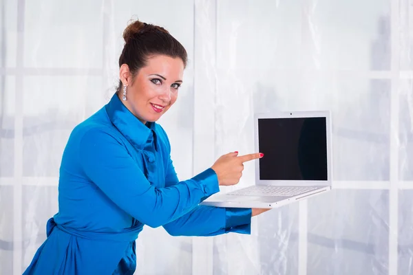 Geschäftsfrau mit Laptop. — Stockfoto