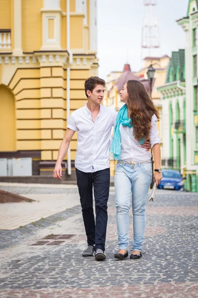 女の子とヨーロッパの都市の路上の男. — ストック写真