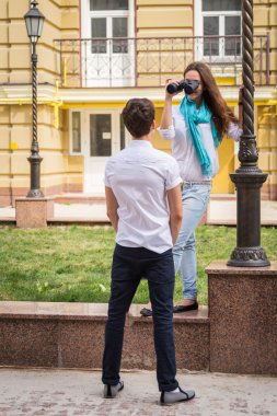Binoküler Caddesi üzerinde çift
