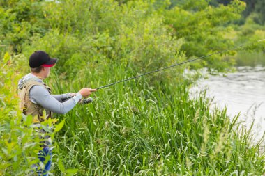 Nehir kıyısındaki balıkçı