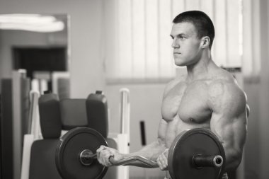 Bar yükselişi yapan erkek