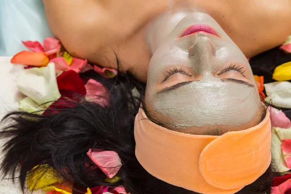 Vrouw met gezichts masker op beauty salon — Stockfoto