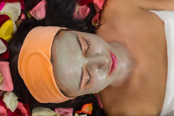 Femme avec masque facial au salon de beauté — Photo