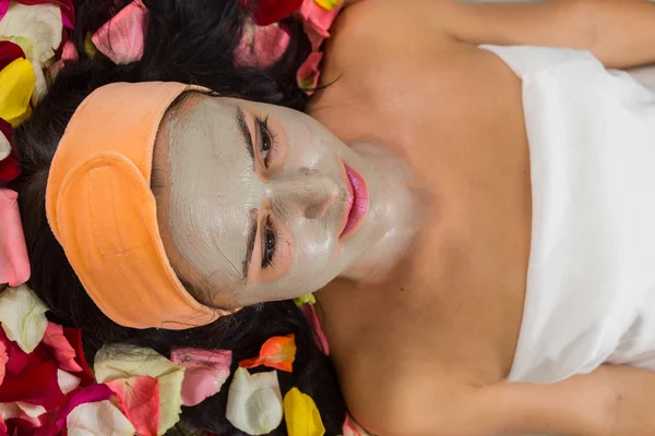 Vrouw met gezichts masker op beauty salon — Stockfoto