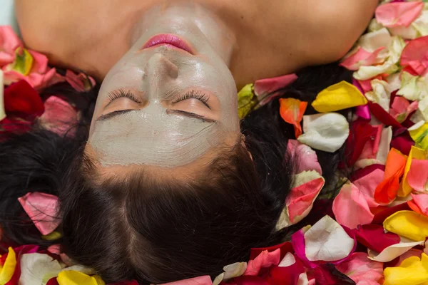 Mulher com máscara facial no salão de beleza — Fotografia de Stock