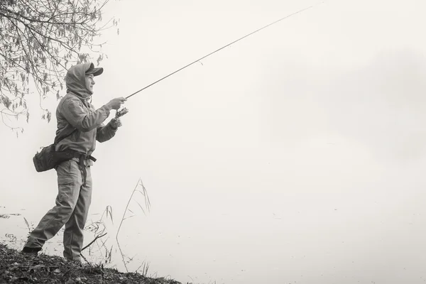Рибалка зі спінінгом — стокове фото