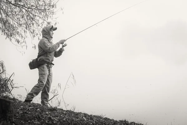 Рыбак с прядением — стоковое фото