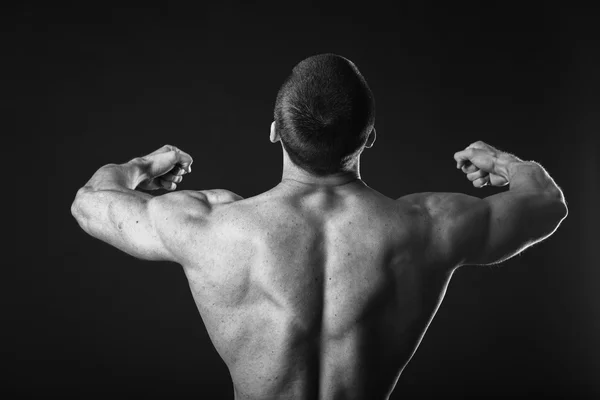 Bodybuilder zeigt seine Rückenmuskeln. — Stockfoto
