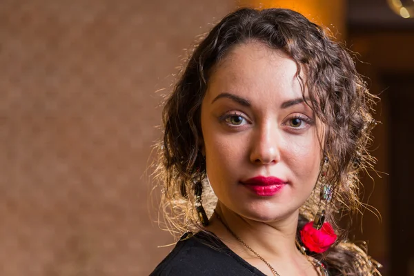 Mujer con labios rojos y cabello rizado —  Fotos de Stock