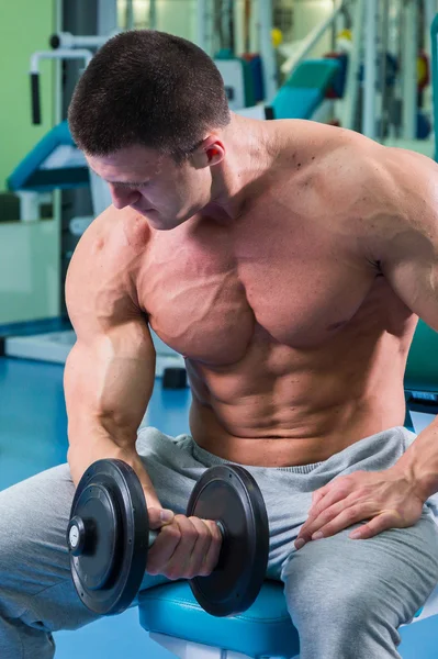 Entrenamiento de hombre con mancuerna — Foto de Stock