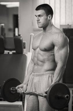 Bar yükselişi yapan erkek