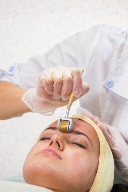 Şevval Özçelik Güzellik Dermaroller yordam gerçekleştirir