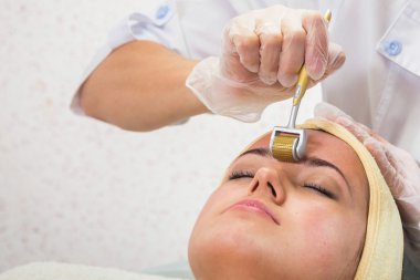 Şevval Özçelik Güzellik Dermaroller yordam gerçekleştirir