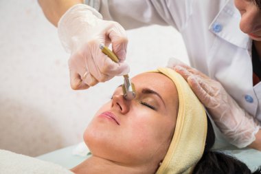 Şevval Özçelik Güzellik Dermaroller yordam gerçekleştirir