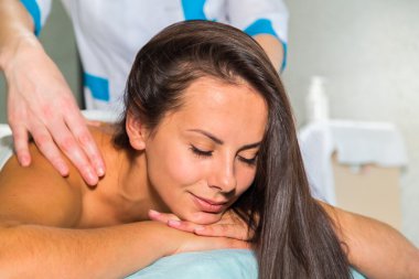 Masaj spa salonu içinde sahip esmer