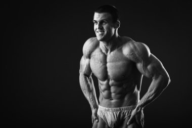 Kaslı vücut geliştirmeci kasları gösterir.