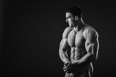 Kaslı vücut geliştirmeci kasları gösterir.