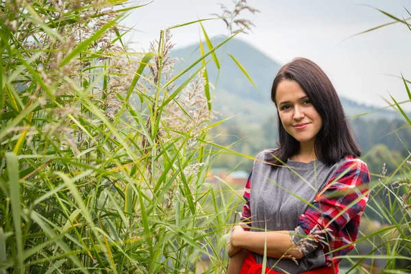 Ragazza in abbigliamento casual in erba alta — Foto Stock