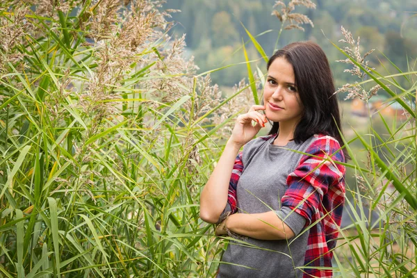 Dziewczyna w odzieży casual w wysokiej trawie — Zdjęcie stockowe