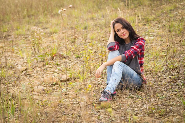 Brunette woman in casual clothes on nature — Stock Photo, Image