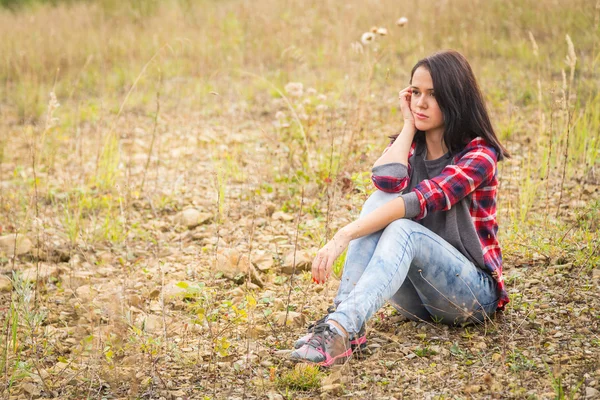 Brunette woman in casual clothes on nature — Stock Photo, Image