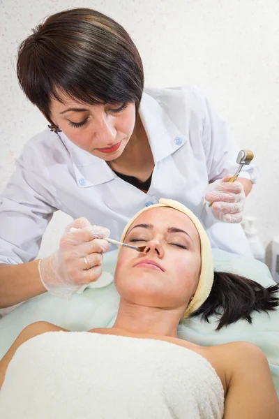 Şevval Özçelik Güzellik Dermaroller yordam gerçekleştirir