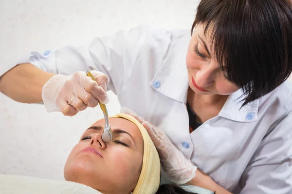 Beautician performs Dermaroller procedure — Stock Photo, Image