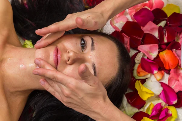 Mujer joven recibiendo máscara facial — Foto de Stock