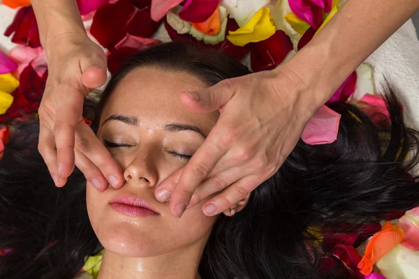 Jovem mulher recebendo máscara facial — Fotografia de Stock