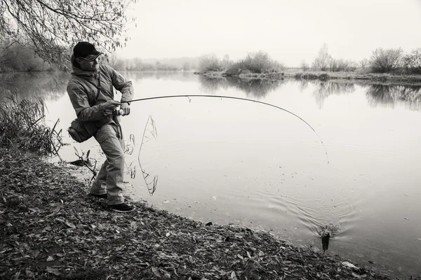 Pescador con spinning — Foto de Stock