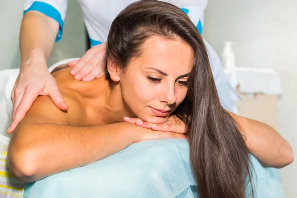 Brunetka o masaż w salonie spa — Zdjęcie stockowe