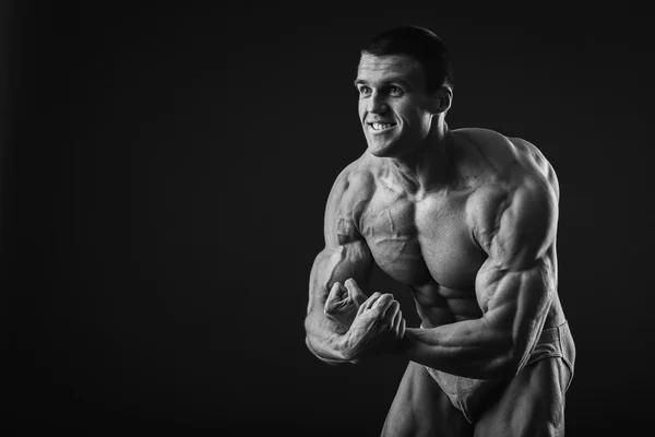 Muskelkräftiger Bodybuilder zeigt seine Muskeln. — Stockfoto