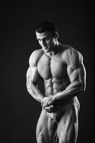 Bodybuilder musculaire montre ses muscles . — Photo