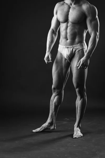 Bodybuilder musculaire montre ses muscles . — Photo