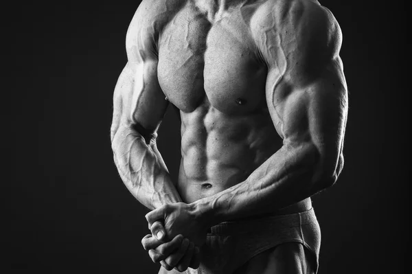 筋肉ボディービルダーは、彼の筋肉を示しています。. — ストック写真