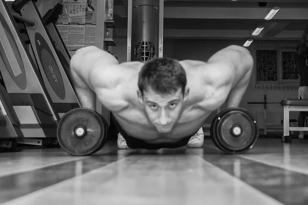 Hombre haciendo ejercicio push up con pesas — Foto de Stock