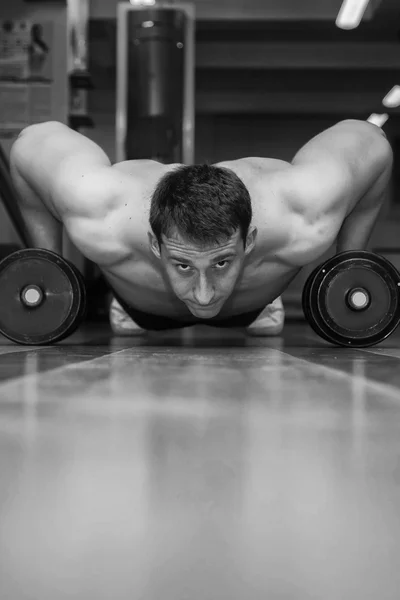 Hombre haciendo ejercicio push up con pesas — Foto de Stock