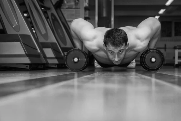 Man doing push up exercise with dumbbells — Stock Photo, Image