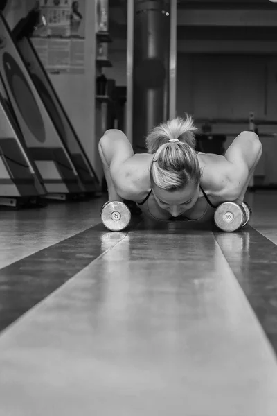 Meisje met halters — Stockfoto