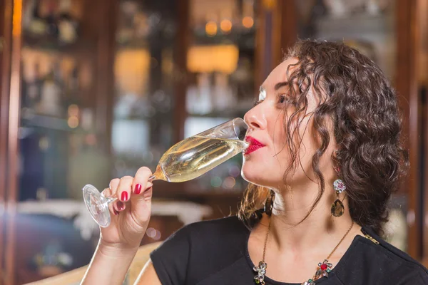 Woman drinking champagne — Stock Photo, Image