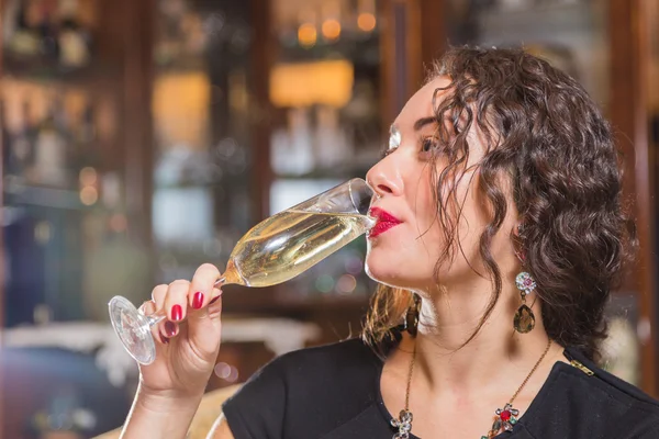 Woman drinking champagne — Stock Photo, Image