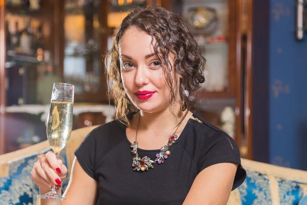 Жінка п'є шампанське — стокове фото