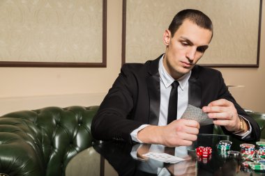 Casino poker oyuncusu