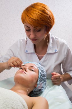 Şevval Özçelik Güzellik kozmetik krem uygulamak