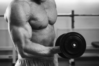 Adam dambıllarla çalışıyor.