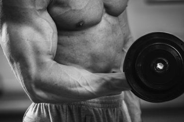 Adam dambıllarla çalışıyor.