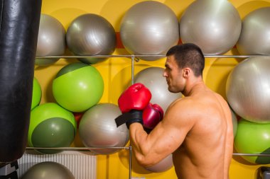 Boks eldivenleri içinde jimnastik salonu kas adam