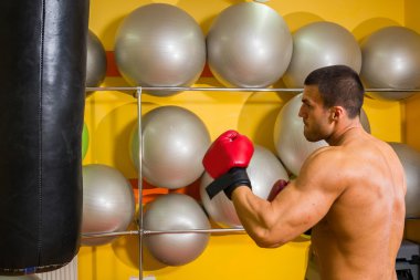 Boks eldivenleri içinde jimnastik salonu kas adam