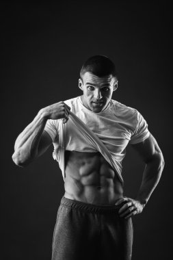 Adam onun karın kasları gösterir